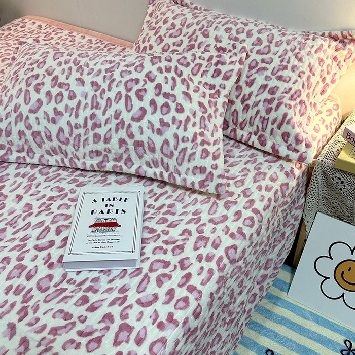 91家纺网 家纺一手货源 找家纺 慕晨 2024新款高克重A类牛奶绒印花豆豆绒夹棉单床盖三件被套四件套 粉豹纹