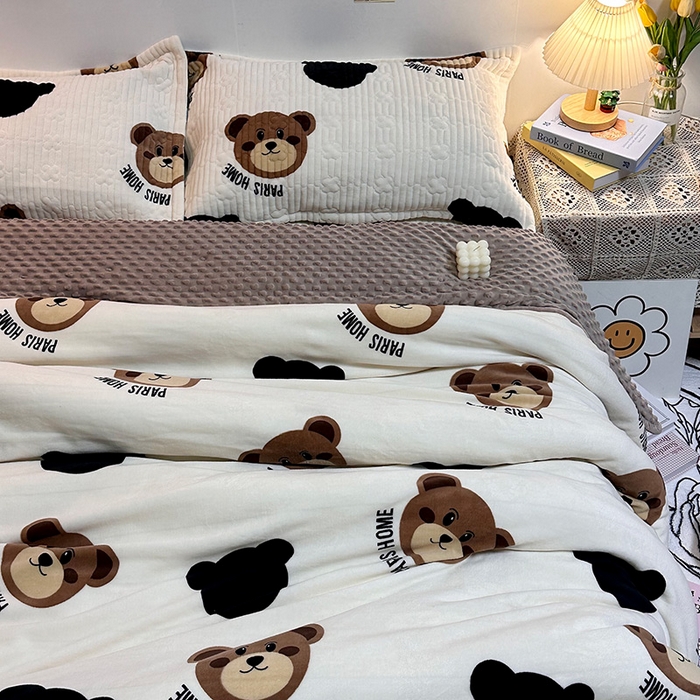 91家纺网 家纺一手货源 找家纺 慕晨 2024新款高克重A类牛奶绒印花豆豆绒夹棉单床盖三件被套四件套 大脸熊