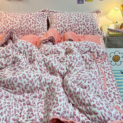 91家纺网 家纺一手货源 找家纺 慕晨 2024新款高克重A类牛奶绒印花豆豆绒夹棉单床盖三件被套四件套 粉豹纹