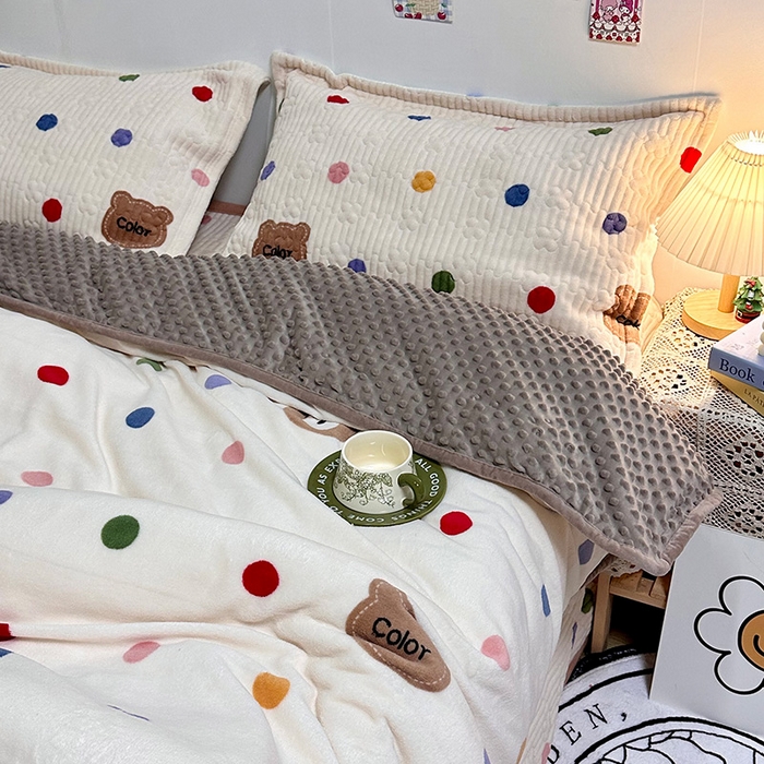 91家纺网 家纺一手货源 找家纺 慕晨 2024新款高克重A类牛奶绒印花豆豆绒夹棉单床盖三件被套四件套 波点熊