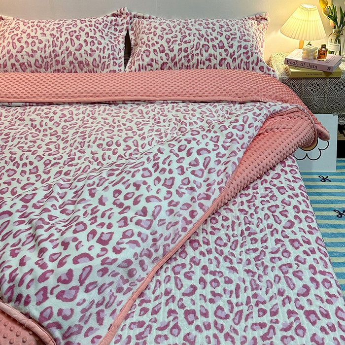 91家纺网 家纺一手货源 找家纺 慕晨 2024新款高克重A类牛奶绒印花豆豆绒夹棉单床盖三件被套四件套 粉豹纹