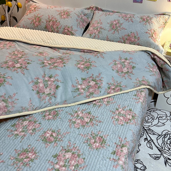 91家纺网 家纺一手货源 找家纺 慕晨 2024新款高克重A类牛奶绒印花豆豆绒夹棉单床盖三件被套四件套 浮生若梦