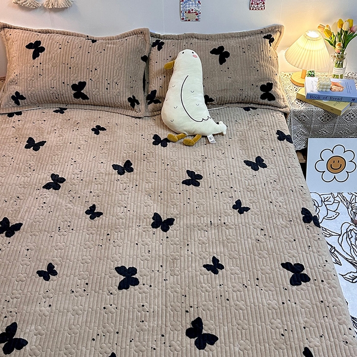 91家纺网 家纺一手货源 找家纺 慕晨 2024新款高克重A类牛奶绒印花豆豆绒夹棉单床盖三件被套四件套 咖色蝴蝶