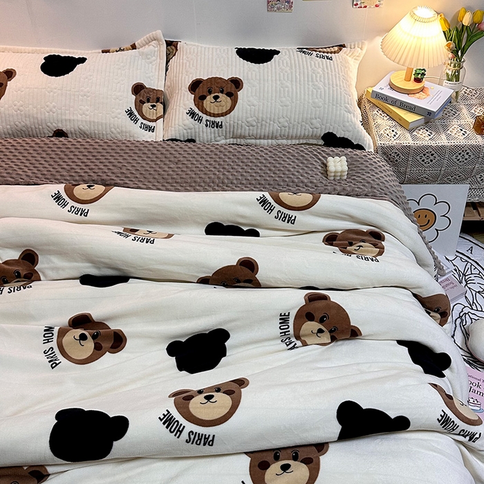 91家纺网 家纺一手货源 找家纺 慕晨 2024新款高克重A类牛奶绒印花豆豆绒夹棉单床盖三件被套四件套 大脸熊