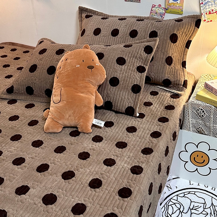 91家纺网 家纺一手货源 找家纺 慕晨 2024新款高克重A类牛奶绒印花豆豆绒夹棉单床盖三件被套四件套 波点奥利奥