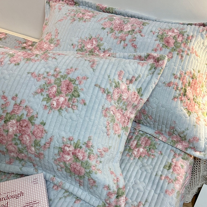 91家纺网 家纺一手货源 找家纺 慕晨 2024新款高克重A类牛奶绒印花豆豆绒夹棉单床盖三件被套四件套 浮生若梦