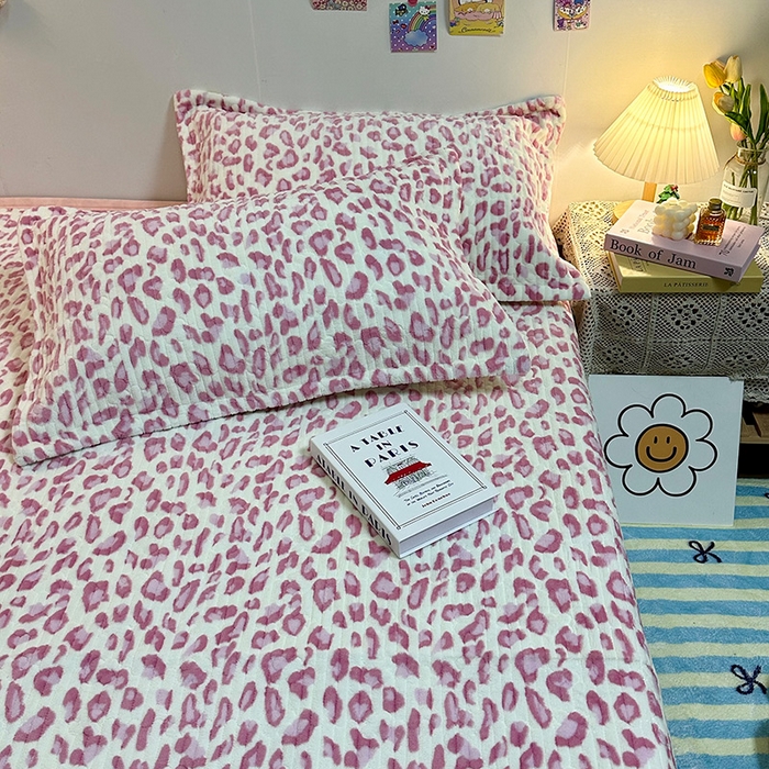 91家纺网 家纺一手货源 找家纺 慕晨 2024新款高克重A类牛奶绒印花豆豆绒夹棉单床盖三件被套四件套 粉豹纹