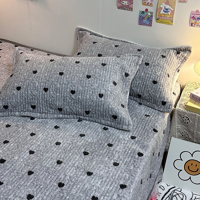 91家纺网 家纺一手货源 找家纺 慕晨 2024新款高克重A类牛奶绒印花豆豆绒夹棉单床盖三件被套四件套 灰色爱心