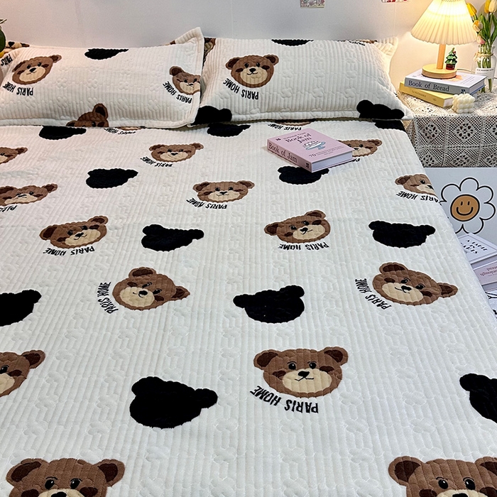 91家纺网 家纺一手货源 找家纺 慕晨 2024新款高克重A类牛奶绒印花豆豆绒夹棉单床盖三件被套四件套 大脸熊