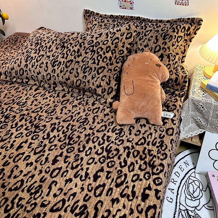 91家纺网 家纺一手货源 找家纺 慕晨 2024新款高克重A类牛奶绒印花豆豆绒夹棉单床盖三件被套四件套 小豹纹