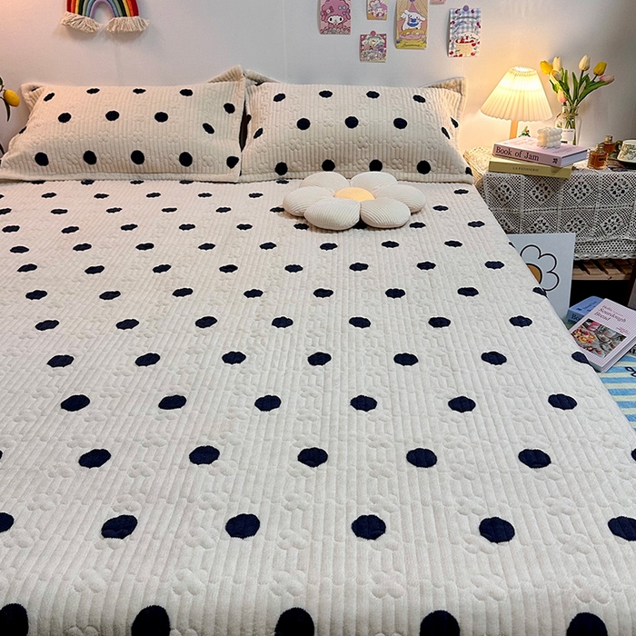 91家纺网 家纺一手货源 找家纺 慕晨 2024新款高克重A类牛奶绒印花豆豆绒夹棉单床盖三件被套四件套 奶茶波点