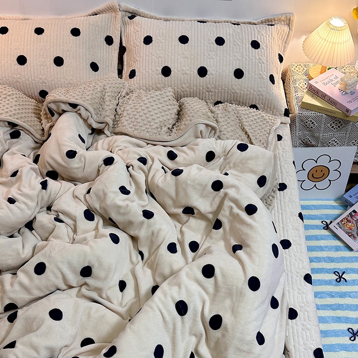 91家纺网 家纺一手货源 找家纺 慕晨 2024新款高克重A类牛奶绒印花豆豆绒夹棉单床盖三件被套四件套 奶茶波点