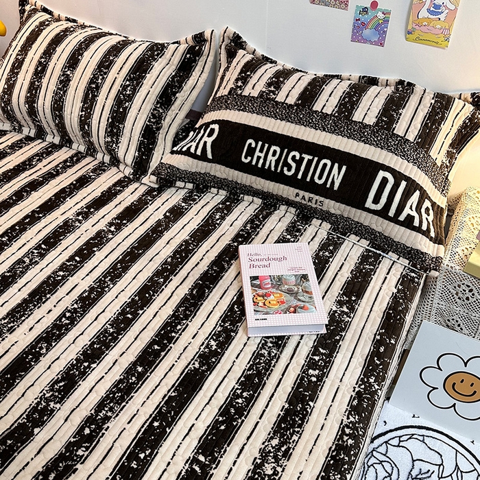 91家纺网 家纺一手货源 找家纺 慕晨 2024新款高克重A类牛奶绒印花豆豆绒夹棉单床盖三件被套四件套 竖条字母