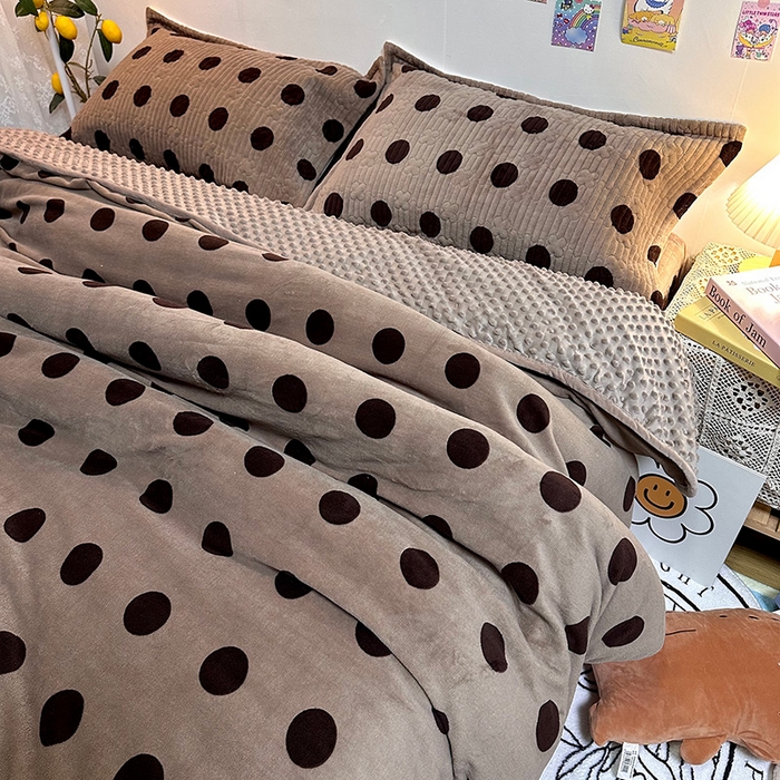 91家纺网 家纺一手货源 找家纺 慕晨 2024新款高克重A类牛奶绒印花豆豆绒夹棉单床盖三件被套四件套 波点奥利奥