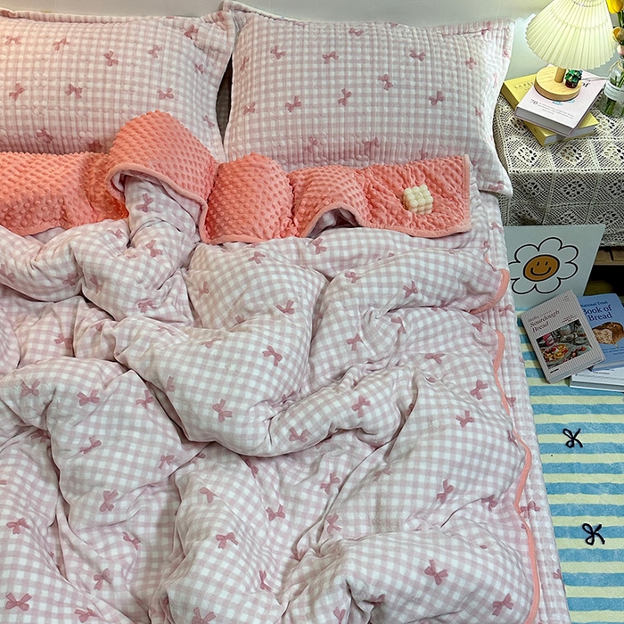 91家纺网 家纺一手货源 找家纺 慕晨 2024新款高克重A类牛奶绒印花豆豆绒夹棉单床盖三件被套四件套 粉色蝴蝶结