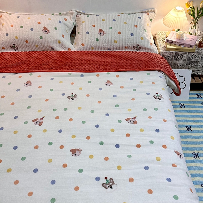 91家纺网 家纺一手货源 找家纺 慕晨 2024新款高克重A类牛奶绒印花豆豆绒夹棉单床盖三件被套四件套 彩色波点狗