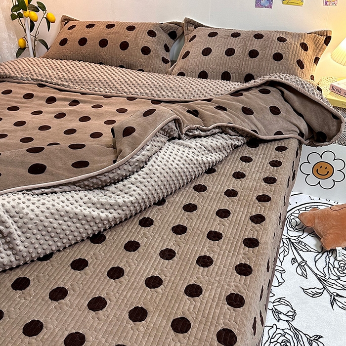 91家纺网 家纺一手货源 找家纺 慕晨 2024新款高克重A类牛奶绒印花豆豆绒夹棉单床盖三件被套四件套 波点奥利奥