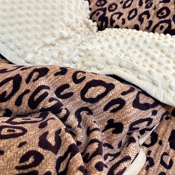 91家纺网 家纺一手货源 找家纺 慕晨 2024新款高克重A类牛奶绒印花豆豆绒夹棉单床盖三件被套四件套 小豹纹