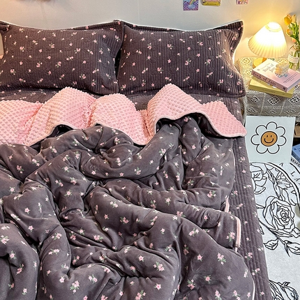 91家纺网 家纺一手货源 找家纺 慕晨 2024新款高克重A类牛奶绒印花豆豆绒夹棉单床盖三件被套四件套 伊甸园