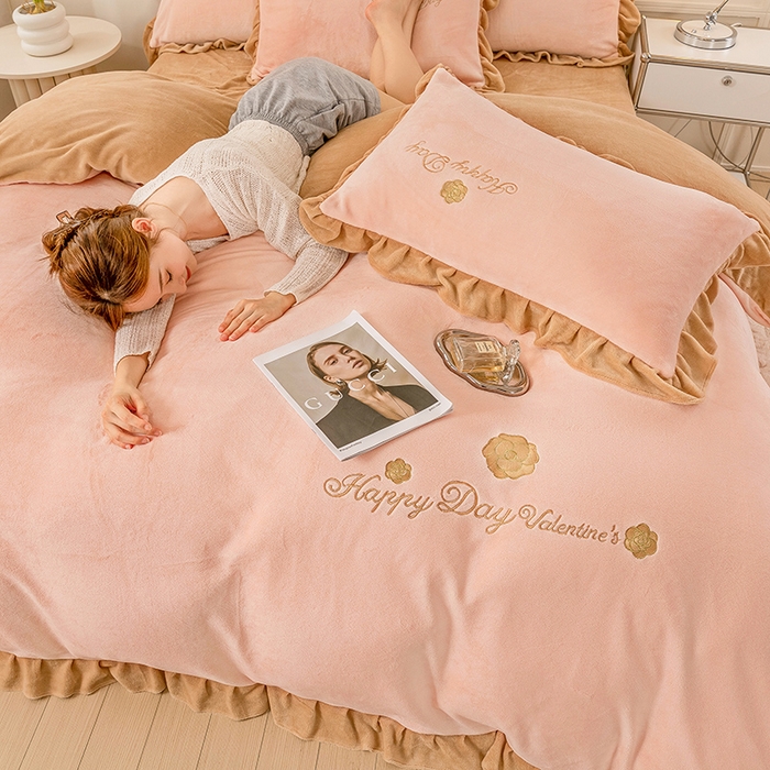 91家纺网 家纺一手货源 找家纺 梦喜妮 2024新款高克重韩版纯色绣花刺绣牛奶绒四件套 山茶少女粉+卡其