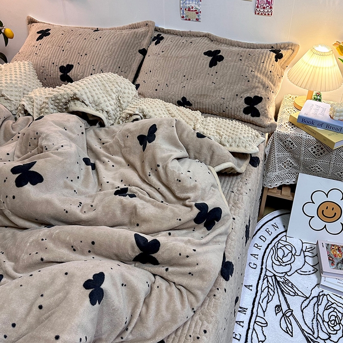 91家纺网 家纺一手货源 找家纺 慕晨 2024新款高克重A类牛奶绒印花豆豆绒夹棉单床盖三件被套四件套 咖色蝴蝶