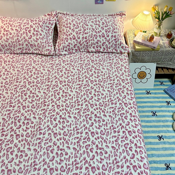 91家纺网 家纺一手货源 找家纺 慕晨 2024新款高克重A类牛奶绒印花豆豆绒夹棉单床盖三件被套四件套 粉豹纹