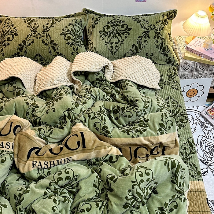 91家纺网 家纺一手货源 找家纺 慕晨 2024新款高克重A类牛奶绒印花豆豆绒夹棉单床盖三件被套四件套 时尚大牌