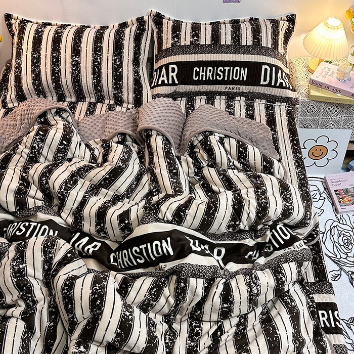 91家纺网 家纺一手货源 找家纺 慕晨 2024新款高克重A类牛奶绒印花豆豆绒夹棉单床盖三件被套四件套 竖条字母