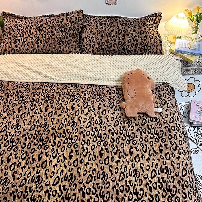 91家纺网 家纺一手货源 找家纺 慕晨 2024新款高克重A类牛奶绒印花豆豆绒夹棉单床盖三件被套四件套 小豹纹