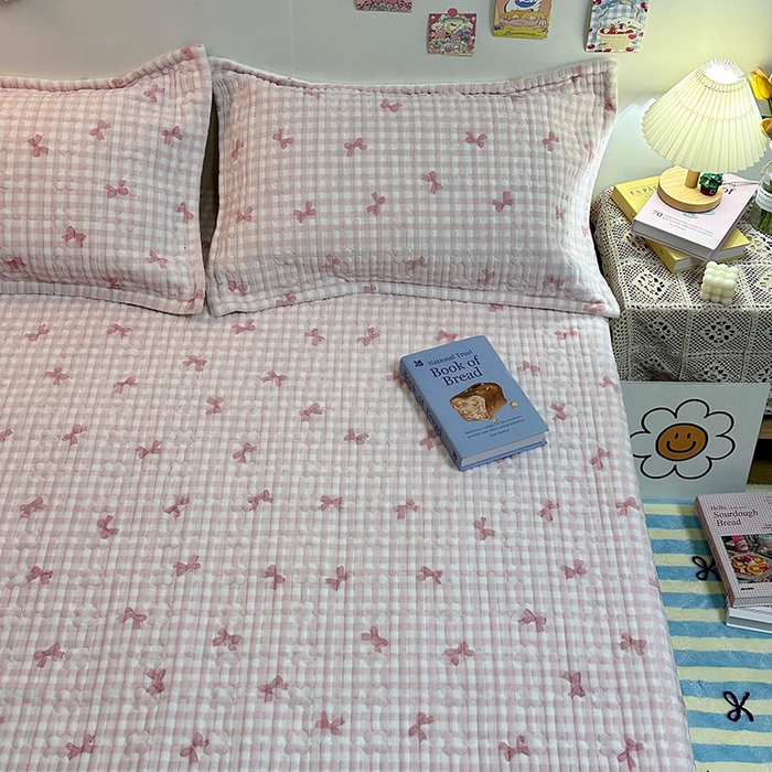 91家纺网 家纺一手货源 找家纺 慕晨 2024新款高克重A类牛奶绒印花豆豆绒夹棉单床盖三件被套四件套 粉色蝴蝶结