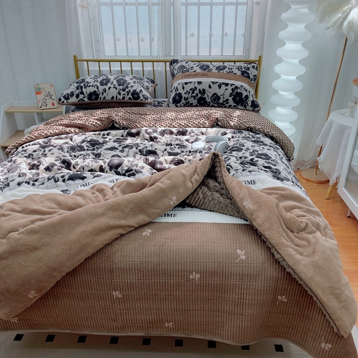 91家纺网 家纺一手货源 找家纺 暖居 2024新款牛奶绒豆豆被床盖四件套 黑玫瑰