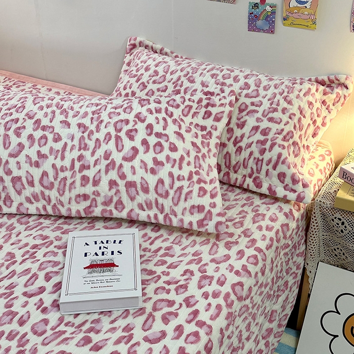 91家纺网 家纺一手货源 找家纺 慕晨 2024新款高克重A类牛奶绒印花豆豆绒夹棉单床盖三件被套四件套 粉豹纹