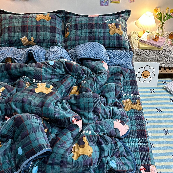 91家纺网 家纺一手货源 找家纺 慕晨 2024新款高克重A类牛奶绒印花豆豆绒夹棉单床盖三件被套四件套 格子猫猫