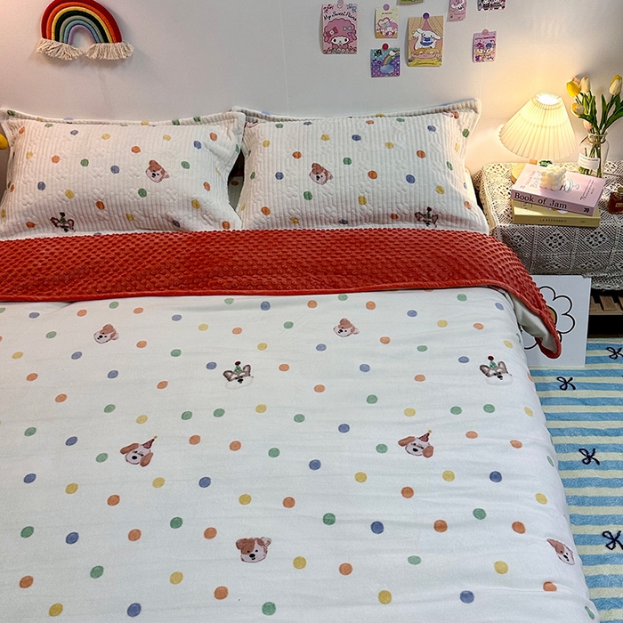 91家纺网 家纺一手货源 找家纺 慕晨 2024新款高克重A类牛奶绒印花豆豆绒夹棉单床盖三件被套四件套 彩色波点狗