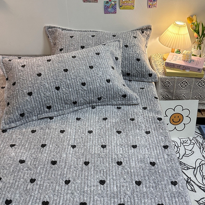 91家纺网 家纺一手货源 找家纺 慕晨 2024新款高克重A类牛奶绒印花豆豆绒夹棉单床盖三件被套四件套 灰色爱心