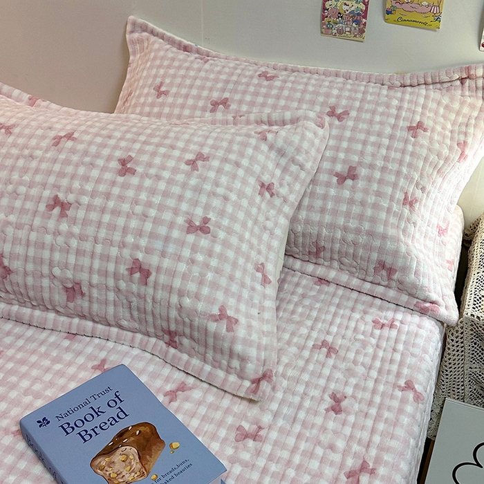 91家纺网 家纺一手货源 找家纺 慕晨 2024新款高克重A类牛奶绒印花豆豆绒夹棉单床盖三件被套四件套 粉色蝴蝶结