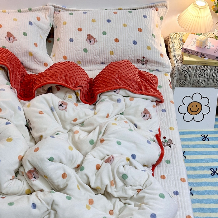 91家纺网 家纺一手货源 找家纺 慕晨 2024新款高克重A类牛奶绒印花豆豆绒夹棉单床盖三件被套四件套 彩色波点狗