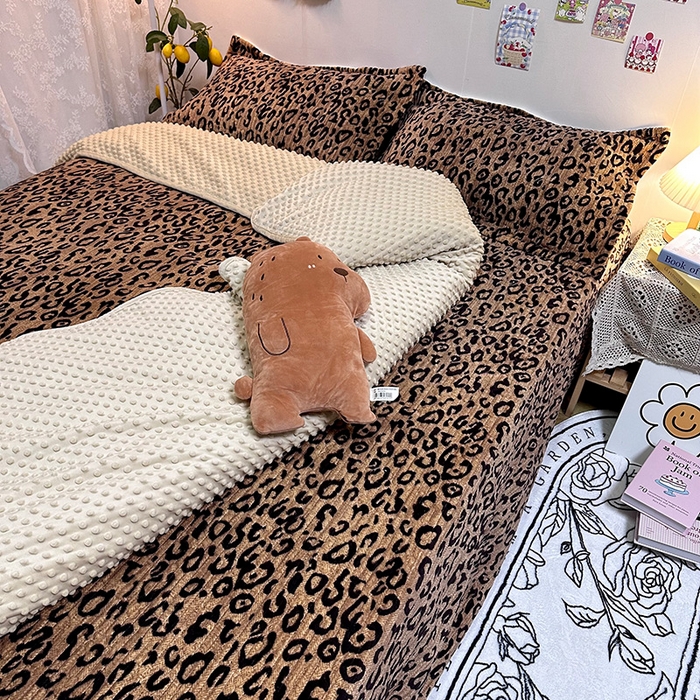 91家纺网 家纺一手货源 找家纺 慕晨 2024新款高克重A类牛奶绒印花豆豆绒夹棉单床盖三件被套四件套 小豹纹