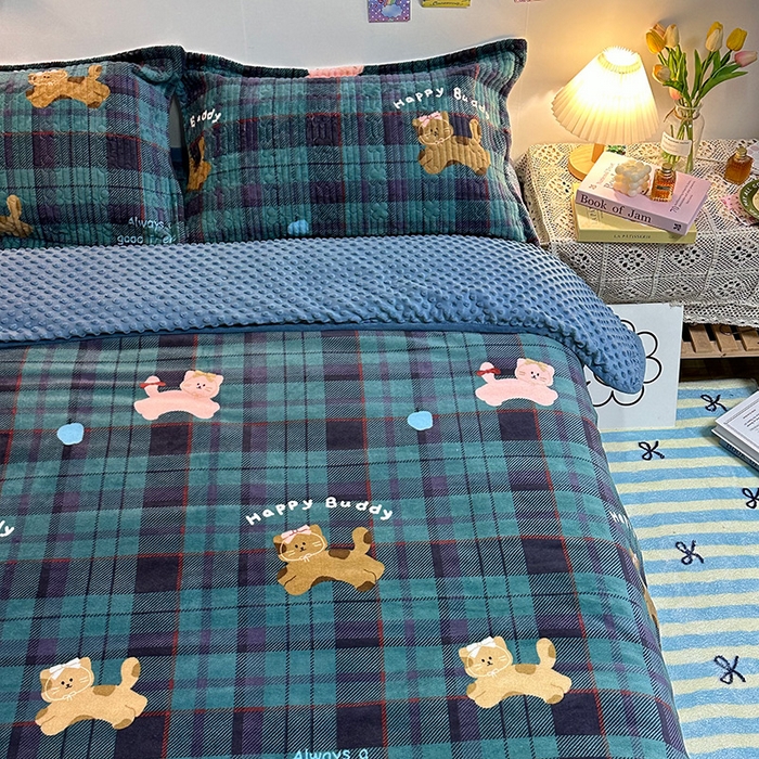 91家纺网 家纺一手货源 找家纺 慕晨 2024新款高克重A类牛奶绒印花豆豆绒夹棉单床盖三件被套四件套 格子猫猫