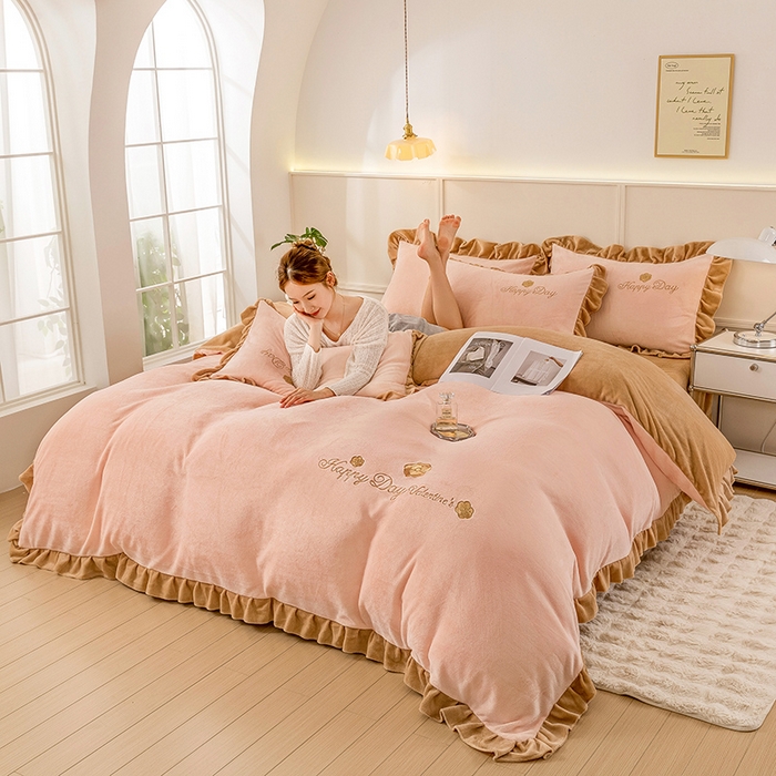 91家纺网 家纺一手货源 找家纺 梦喜妮 2024新款高克重韩版纯色绣花刺绣牛奶绒四件套 山茶少女粉+卡其