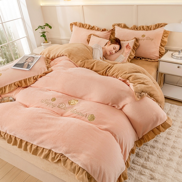 91家纺网 家纺一手货源 找家纺 梦喜妮 2024新款高克重韩版纯色绣花刺绣牛奶绒四件套 山茶少女粉+卡其