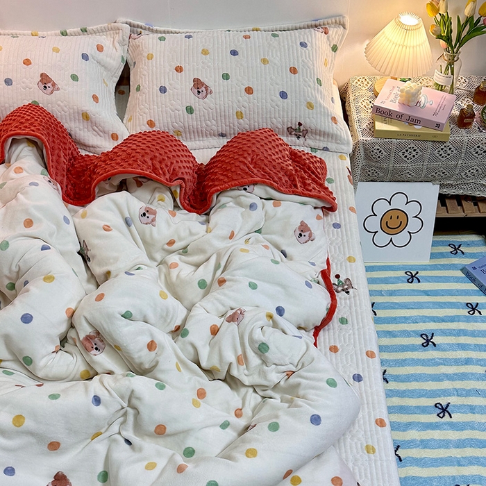 91家纺网 家纺一手货源 找家纺 慕晨 2024新款高克重A类牛奶绒印花豆豆绒夹棉单床盖三件被套四件套 彩色波点狗