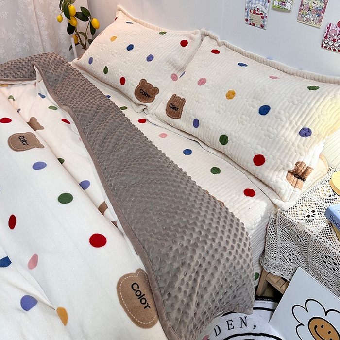 91家纺网 家纺一手货源 找家纺 慕晨 2024新款高克重A类牛奶绒印花豆豆绒夹棉单床盖三件被套四件套 波点熊