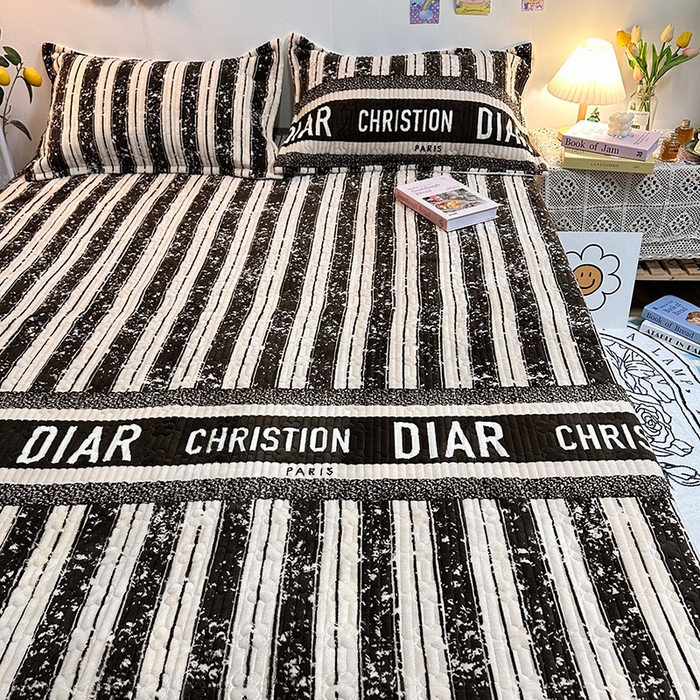 91家纺网 家纺一手货源 找家纺 慕晨 2024新款高克重A类牛奶绒印花豆豆绒夹棉单床盖三件被套四件套 竖条字母