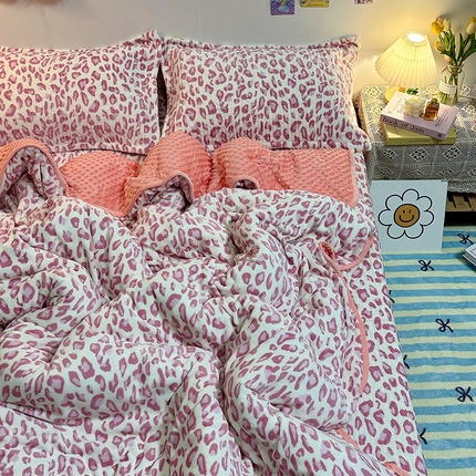 慕晨 2024新款高克重A类牛奶绒印花豆豆绒夹棉单床盖三件被套四件套 粉豹纹