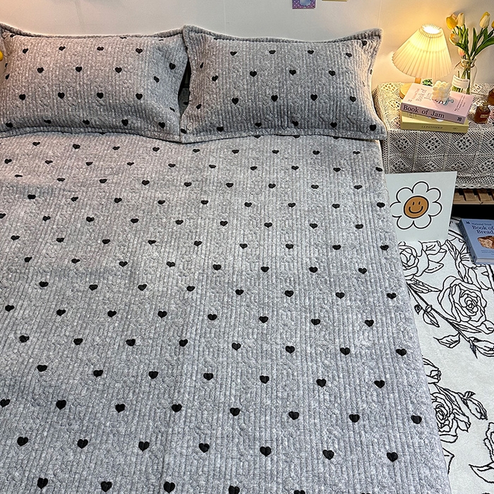 91家纺网 家纺一手货源 找家纺 慕晨 2024新款高克重A类牛奶绒印花豆豆绒夹棉单床盖三件被套四件套 灰色爱心
