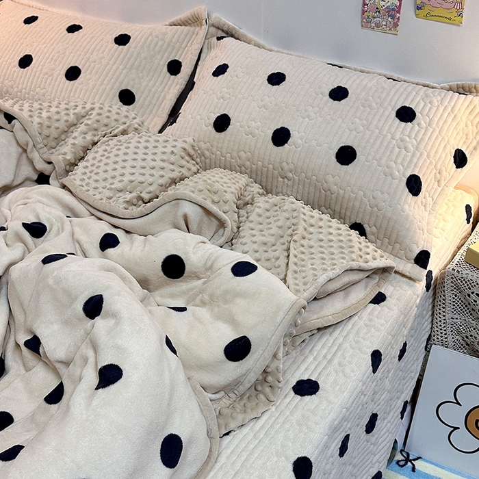 91家纺网 家纺一手货源 找家纺 慕晨 2024新款高克重A类牛奶绒印花豆豆绒夹棉单床盖三件被套四件套 奶茶波点