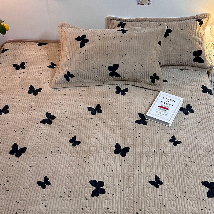 91家纺网 家纺一手货源 找家纺 慕晨 2024新款高克重A类牛奶绒印花豆豆绒夹棉单床盖三件被套四件套 咖色蝴蝶