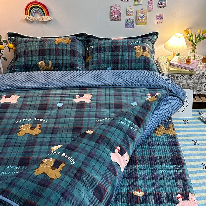 91家纺网 家纺一手货源 找家纺 慕晨 2024新款高克重A类牛奶绒印花豆豆绒夹棉单床盖三件被套四件套 格子猫猫