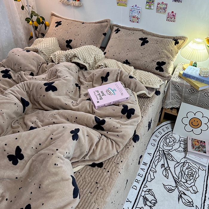 91家纺网 家纺一手货源 找家纺 慕晨 2024新款高克重A类牛奶绒印花豆豆绒夹棉单床盖三件被套四件套 咖色蝴蝶
